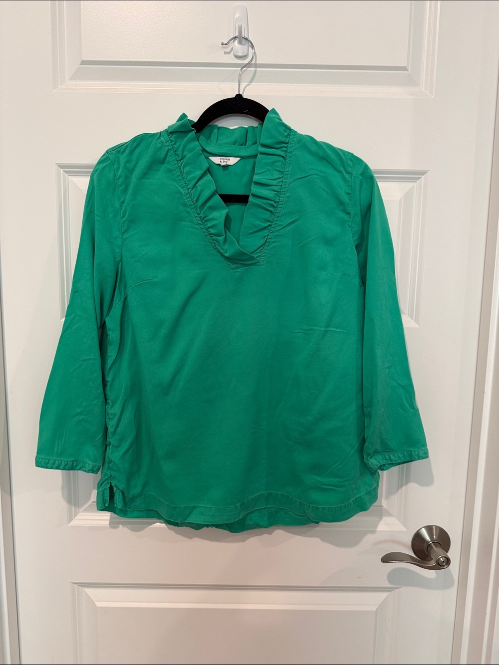 crown & ivy Emerald Green Ruffle V-Neck Blouse